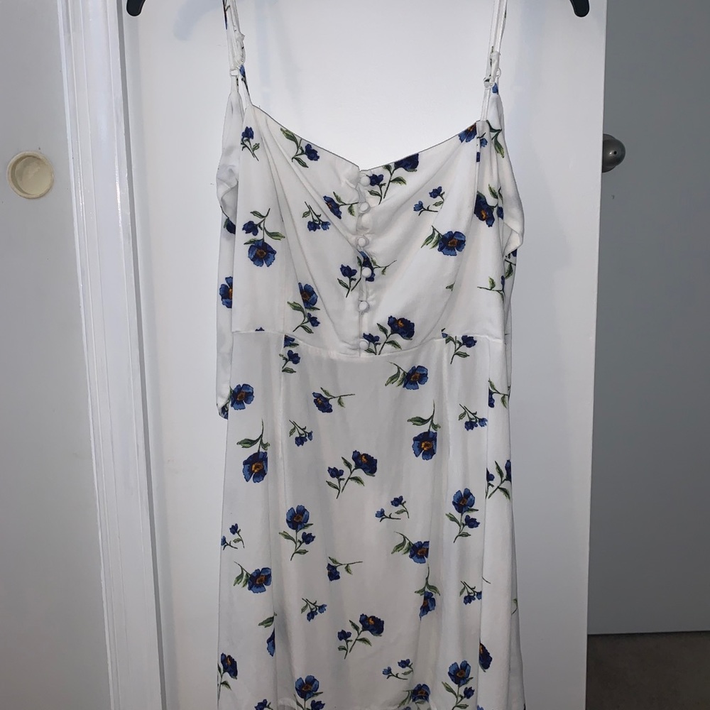 Lottie Moss cute summer dress.
